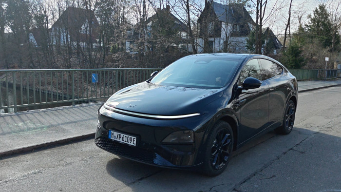 Der Xpeng G6 ist ein wuchtiger SUV mit reichlich Komfortausstattung. (Bild: Martin Wolf/Golem)